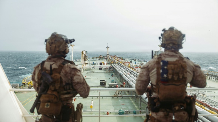 Une photo publiée par l'armée américaine montre une opération de contrôle sur un navire dans le golfe d'Oman le 16 juillet 2026