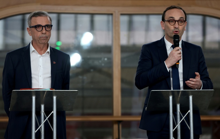 Pierre Hurmic (g) et Thomas Cazenave, lors d'un débat le 26 février 2026, à Bordeaux