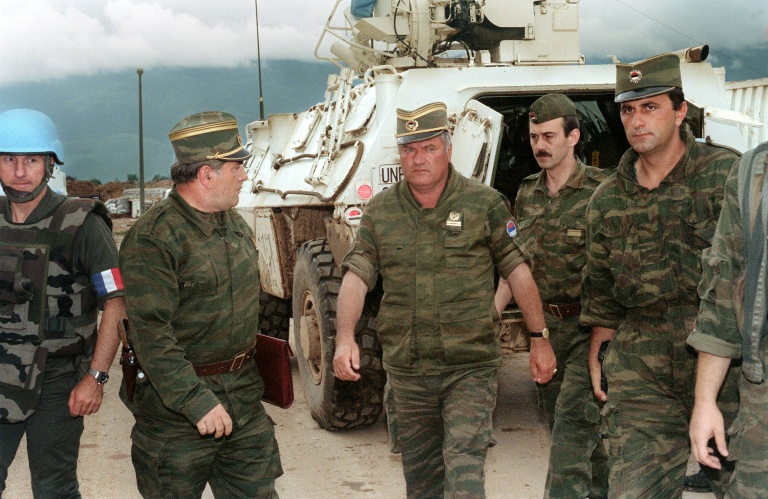 Le commandant des forces serbes en Bosnie, le général Ratko Mladić (c), à l'aéroport de Sarajevo, le 10 août 1993