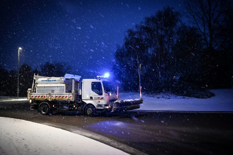 Un engin déblaie une route à Lisieux, le 7 janvier 2026 