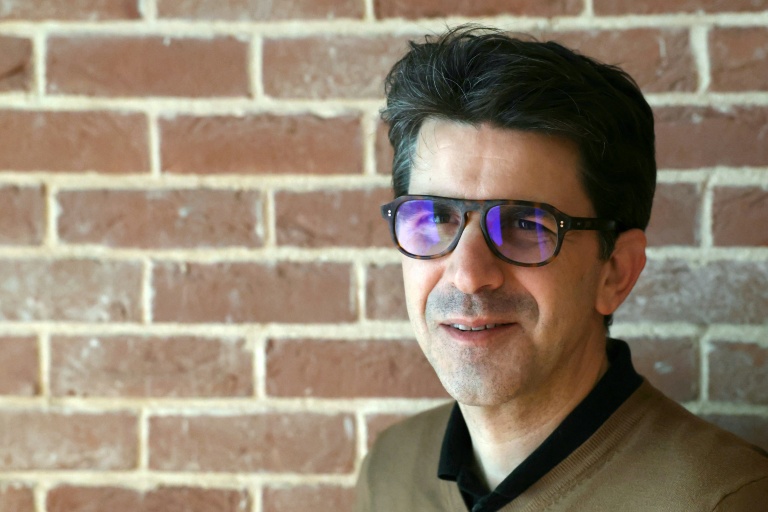 Mathieu Hanotin, maire PS de Saint-Denis et candidat à sa réélection aux prochaines municipales, devant son QG de campagne à Saint-Denis, le 1er février 2026 en Seine-Saint-Denis