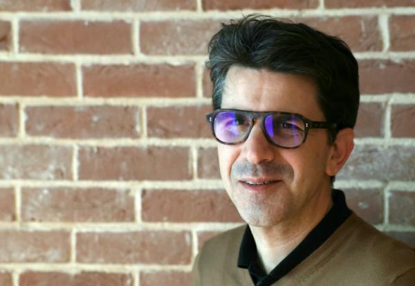 Mathieu Hanotin, maire PS de Saint-Denis et candidat à sa réélection aux prochaines municipales, devant son QG de campagne à Saint-Denis, le 1er février 2026 en Seine-Saint-Denis