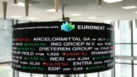 Des courses de Bourse affichés dans le bâtiment d'Euronext à La Défense, le quartier d'affaires de Paris, le 10 mai 2024