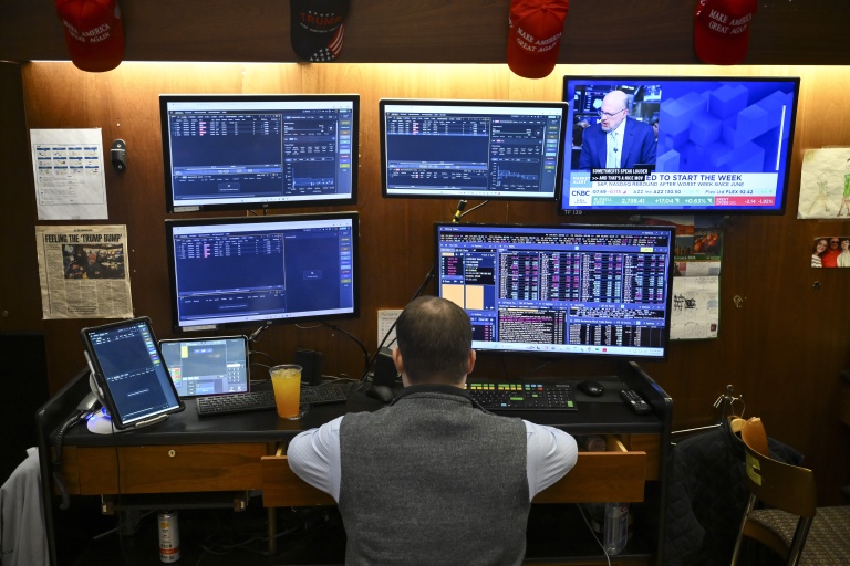 Trader sur le parquet du New York Stock Exchange (NYSE) at  le 19 octobre 2026. 