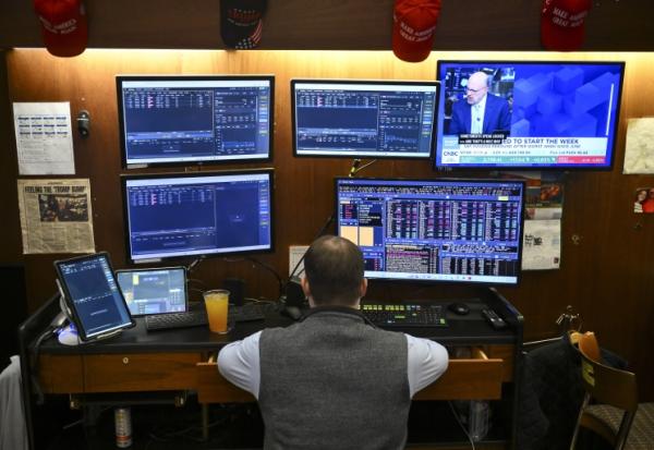 Trader sur le parquet du New York Stock Exchange (NYSE) at  le 19 octobre 2026. 