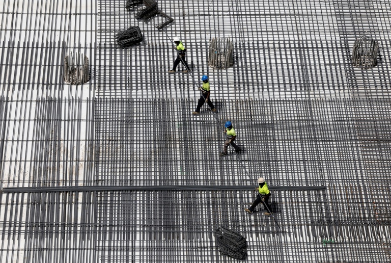 Des ouvriers sur un chantier de construction à Madrid, le 22 juin 2026 lors d'une vague de chaleur en Espagne