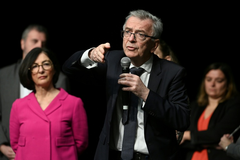 Le président de la région Centre-Val-de-Loire François Bonneau (d) et la préfète du Loiret et de la région Centre-Val de Loire, Sophie Brocas (g), lors d'une réunion d'information sur les possibilités de reconversion professionnelle des salariés de Brandt, le 15 décembre à Saint-Jean-de-la-Ruelle, près d'Orléans, le 15 décembre 2025 dans le Loiret