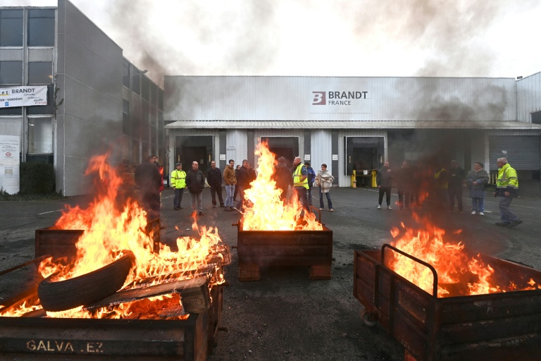 Des palettes brûlées devant l'usine Brandt où sont rassemblés des employés, le 11 décembre 2025 à Vendôme, dans le Loir-et-Cher