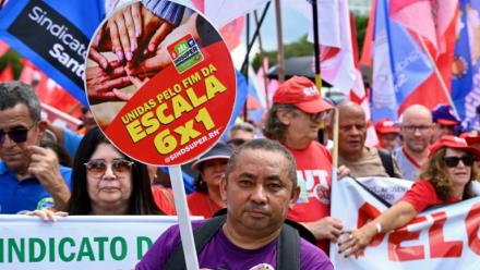 Des travailleurs manifestent pour la fin de la semaine de travail de 6 jours à Brasilia, le 15 avril 2026