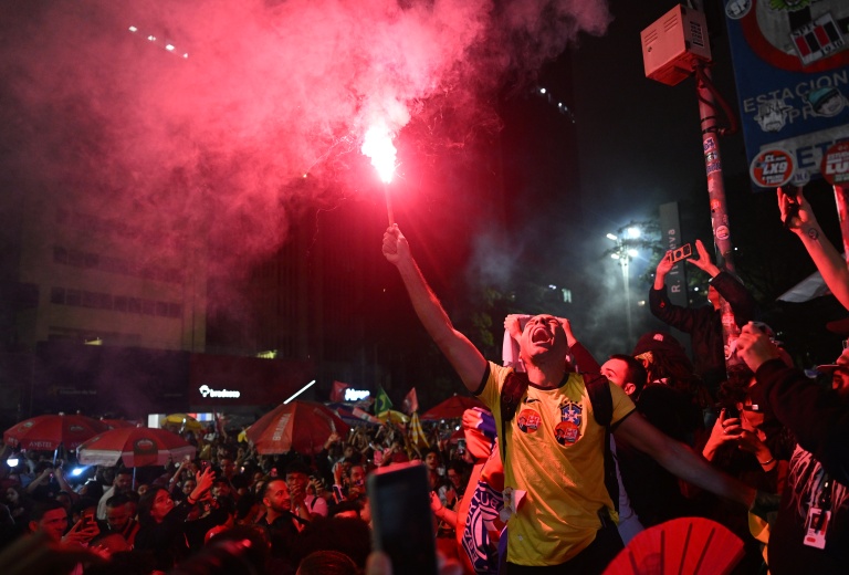 Un partisan du président Luiz Inacio Lula da Silva célèbre l'annonce des résultats du second tour de l'élection présidentielle à Rio de Janeiro, au Brésil, le 25 octobre 2026