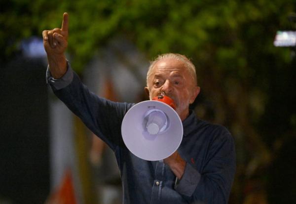Le président de gauche Lula s'adresse à ses partisans après sa victoire au second tour de la présidentielle à Sao Paulo, dans le sud-est du Brésil, le 25 octobre 2026