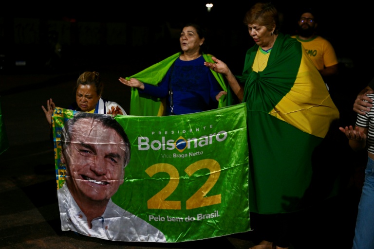 Des partisans de Jair Bolsonaro prient lors d'une veillée à proximité du domicile de l'ex-président, à Brasilia, le 1er septembre 2025
