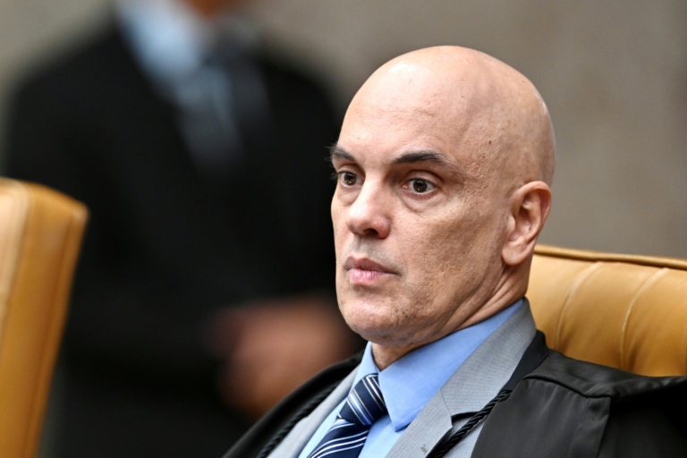 Le juge Alexandre de Moraes lors d'une audience sur la réglementation des réseaux sociaux à la Cour suprême brésilienne, à Brasilia, le 4 juin 2025