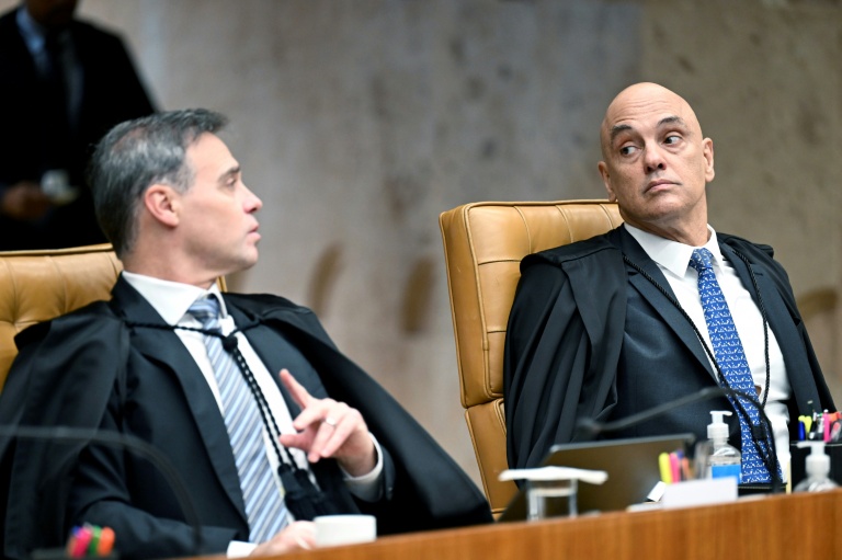 Les juges de la Cour suprême du Brésil Alexandre de Moraes (d) et Andre Mendonça, à Brasilia le 2 septembre 2026