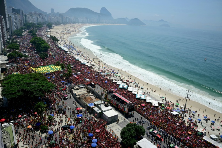 Le président brésilien Lula à l'arrière d'un camion de campagne qui se frayait un passage à travers une foule immense de partisans, à Rio de Janeiro, le 24 octobre 2026
