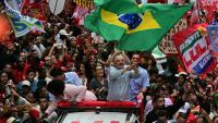 le président brésilien de gauche Luiz Inacio Lula da Silva agite le drapeau national lors d'un meeting de campagne à Rio, le 2 octobre 2026 