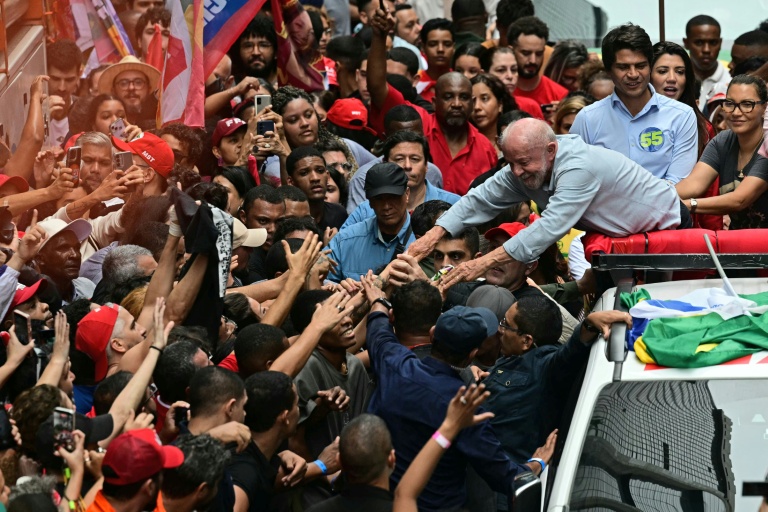 le président brésilien de gauche Luiz Inacio Lula da Silva salue ses partisans lors d'un meeting de campagne à Rio, le 2 octobre 2026 