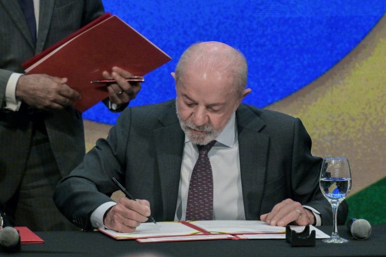 Le président brésilien Luiz Inacio Lula da Silva signe un décret interdisant les paris sportifs en ligne, le 25 septembre 2026 à Sao Paulo
