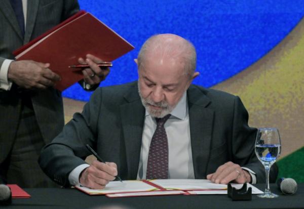Le président brésilien Luiz Inacio Lula da Silva signe un décret interdisant les paris sportifs en ligne, le 25 septembre 2026 à Sao Paulo