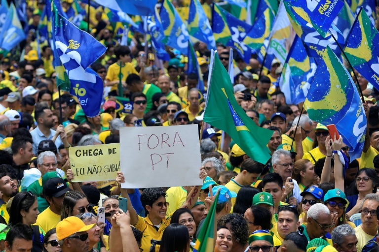 Des partisans de Flavio Bolsonaro, candidat du Parti libéral (PL) à la présidentielle, participent à un rassemblement à São Paulo, le 18 octobre 2026 au Brésil, avant le second tour de l'élection 