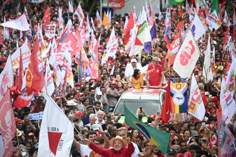 Le président sortant et candidat à la présidentielle du Parti des travailleurs (PT), Luiz Inácio Lula da Silva, lors d'un rassemblement de campagne avant le second tour de l'élection, le 16 octobre 2026 à Juiz de Fora, dans l'État du Minas Gerais, au Brésil