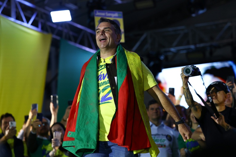 Le sénateur de droite et candidat du Parti libéral (PL) à la présidentielle, Flavio Bolsonaro, lors d'un rassemblement avant le second tour de l'élection, le 14 octobre 2026 à Porto Alegre, au Brésil