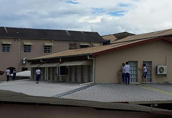 Des élèves de l'Institut Sao José sont réfugiés sur le toit alors qu'un adolescent a ouvert le feu dans l'établissement, à Rio Branco, dans l'Etat amazonien d'Acre, au Brésil, le 5 mai 2026