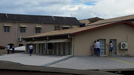Des élèves de l'Institut Sao José sont réfugiés sur le toit alors qu'un adolescent a ouvert le feu dans l'établissement, à Rio Branco, dans l'Etat amazonien d'Acre, au Brésil, le 5 mai 2026