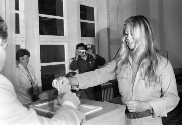 L'actrice française Brigitte Bardot vote pour le second tour de la présidentielle, le 10 mai 1981 à Saint-Tropez 
