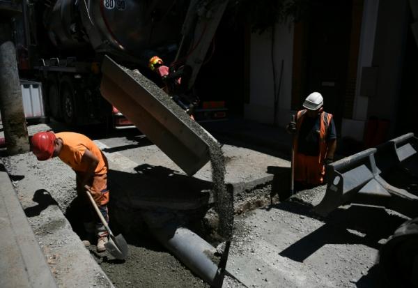 les travailleurs du bâtiment et des travaux publics sont trois à dix fois plus nombreux que les autres à être exposés au bruit et aux polluants et nécessitent une surveillance renforcée, selon une étude de Santé publique France