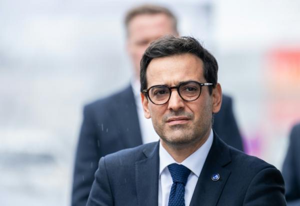 Le vice-président de la Commission européenne Stéphane Séjourné, ici photographié au parc des expositions de Stuttgart le 26 novembre 2025, porte la loi d'"accélération industrielle" sur le "Made in Europe"