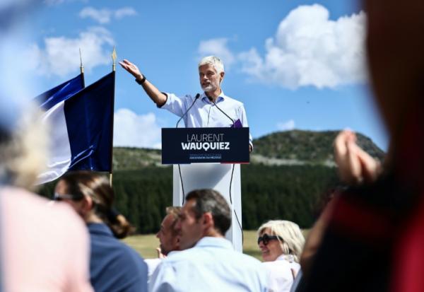 Laurent Wauquiez, président du groupe parlementaire Les Républicains, s'adresse à ses sympathisants avant une ascension collective du mont Mézenc, près des Estables, le 30 août 2026 en Haute-Loire