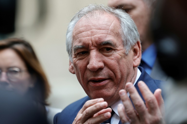 2025 à Paris, et son gouvernement cherchent 40 milliards d'euros d'économies à réaliser pour l'année prochaine