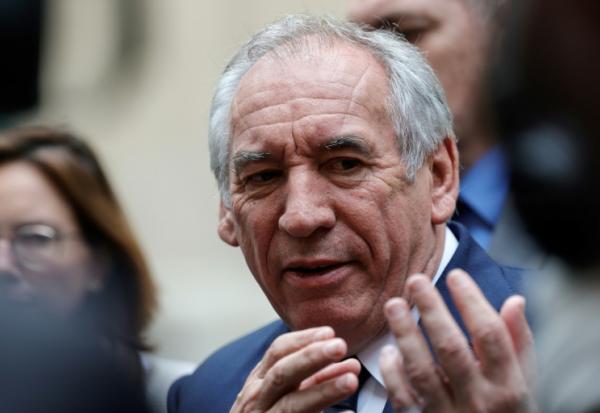 2025 à Paris, et son gouvernement cherchent 40 milliards d'euros d'économies à réaliser pour l'année prochaine