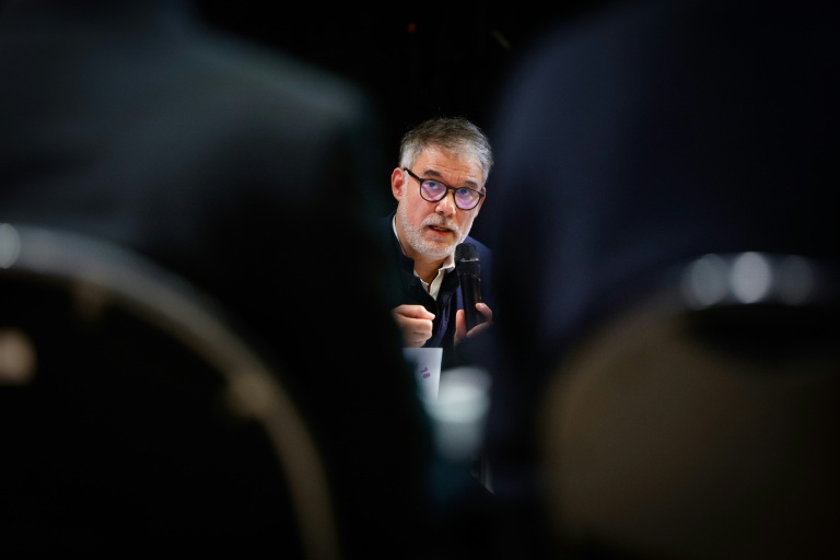 Le premier secrétaire du parti socialiste Olivier Faure s'exprime le 15 novembre 2025 à Trappes, en région parisienne, lors d'une convention du Front populaire 2027 sur l'éducation