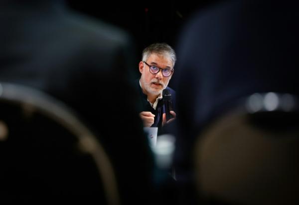 Le premier secrétaire du parti socialiste Olivier Faure s'exprime le 15 novembre 2025 à Trappes, en région parisienne, lors d'une convention du Front populaire 2027 sur l'éducation