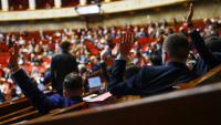Des députés prennent part à un vote à l'Assemblée nationale, à Paris, loe 5 décembre 2025
