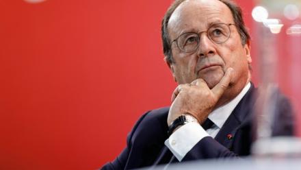 François Hollande le 16 novembre 2025, à Pontoise, dans le Val-d'Oise