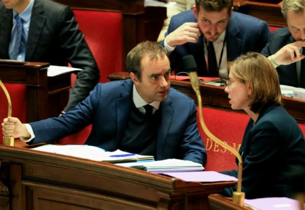 Le Premier ministre Sébastien Lecornu s'entretient avec la ministre chargée des Comptes publics Amélie de Montchalin à l'Assemblée nationale, à Paris, le 31 octobre 2025