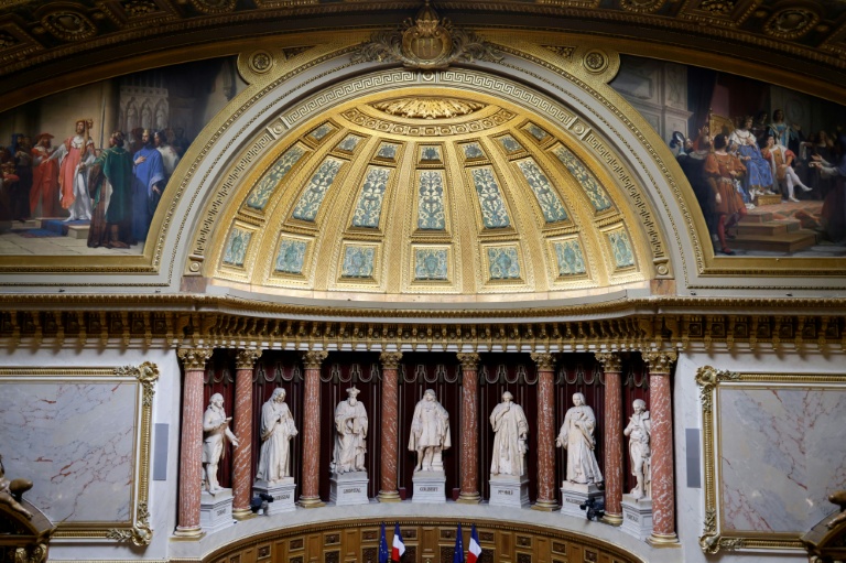 Les statues et le plafond du Sénat à Paris, le 16 mars 2023