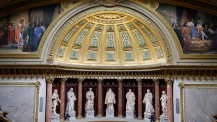 Les statues et le plafond du Sénat à Paris, le 16 mars 2023