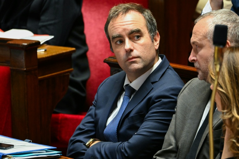 Le Premier ministre Sébastien Lecornu (g) et le ministre des Relations avec le Parlement Laurent Panifous lors de la séance des questions au gouvernement à l'Assemblée nationale, le 28 octobre 2025 à Paris