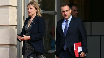 La présidente de l'Assemblée nationale Yaël Braun-Pivet (g) et le nouveau Premier ministre Sébastien Lacornu à la sortie du Palais Bourbon, le 11 septembre 2025 à Paris