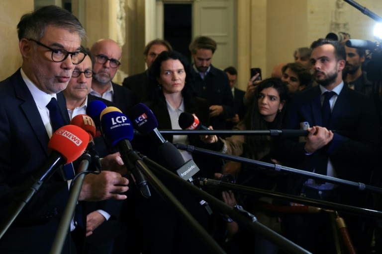 Le député et secrétaire général du PS Olivier Faure s'exprime devant la presse le 31 octobre 2025 à l'Assemblée nationale à Paris