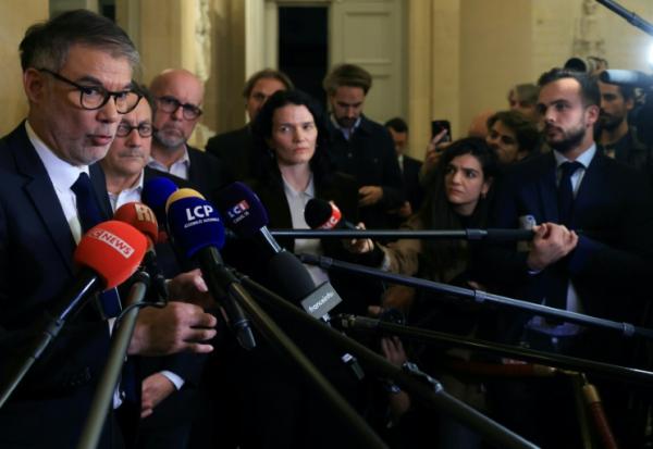 Le député et secrétaire général du PS Olivier Faure s'exprime devant la presse le 31 octobre 2025 à l'Assemblée nationale à Paris