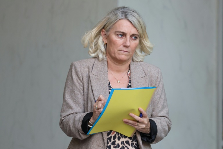 La ministre de la Santé Stéphanie Rist quitte le palais de l'Elysée après le conseil des ministres le 22 octobre 2025 à Paris