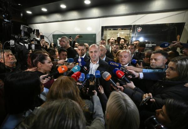 L'ancien président bulgare, Roumen Radev, répond à des journalistes, le 19 avril 2026 à Sofia