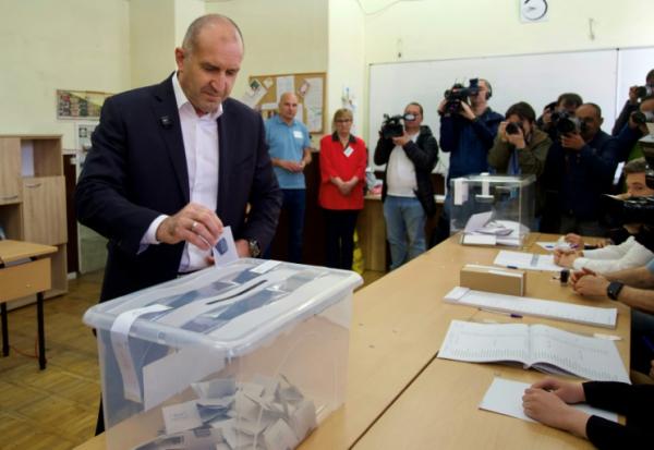 L'ancien président bulgare Roumen Radev dépose son bulletin dans un bureau de vote lors des élections législatives bulgares à Sofia, le 19 avril 2026
