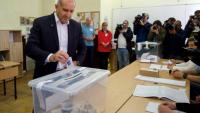 L'ancien président bulgare Roumen Radev dépose son bulletin dans un bureau de vote lors des élections législatives bulgares à Sofia, le 19 avril 2026