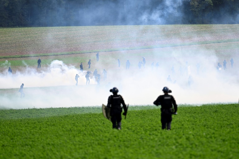 Des gendarmes dispersent des manifestants radicaux lors d'une manifestation à Bure, dans la Meuse, le 20 septembre 2025